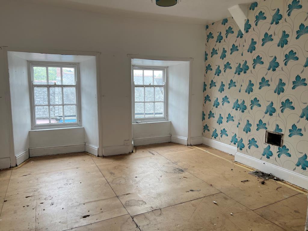 Lot: 82 - LARGE PERIOD HOUSE COMPRISING FIVE SELF-CONTAINED FLATS FOR UPDATING - Living room in flat five located to the top floor